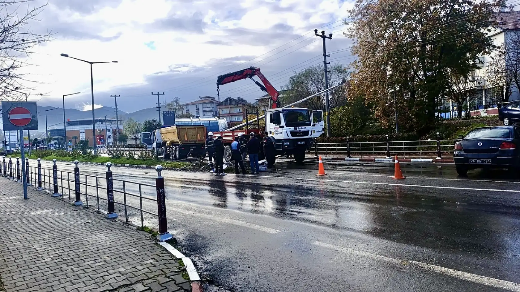 Damperli kamyon kontrolden çıktı