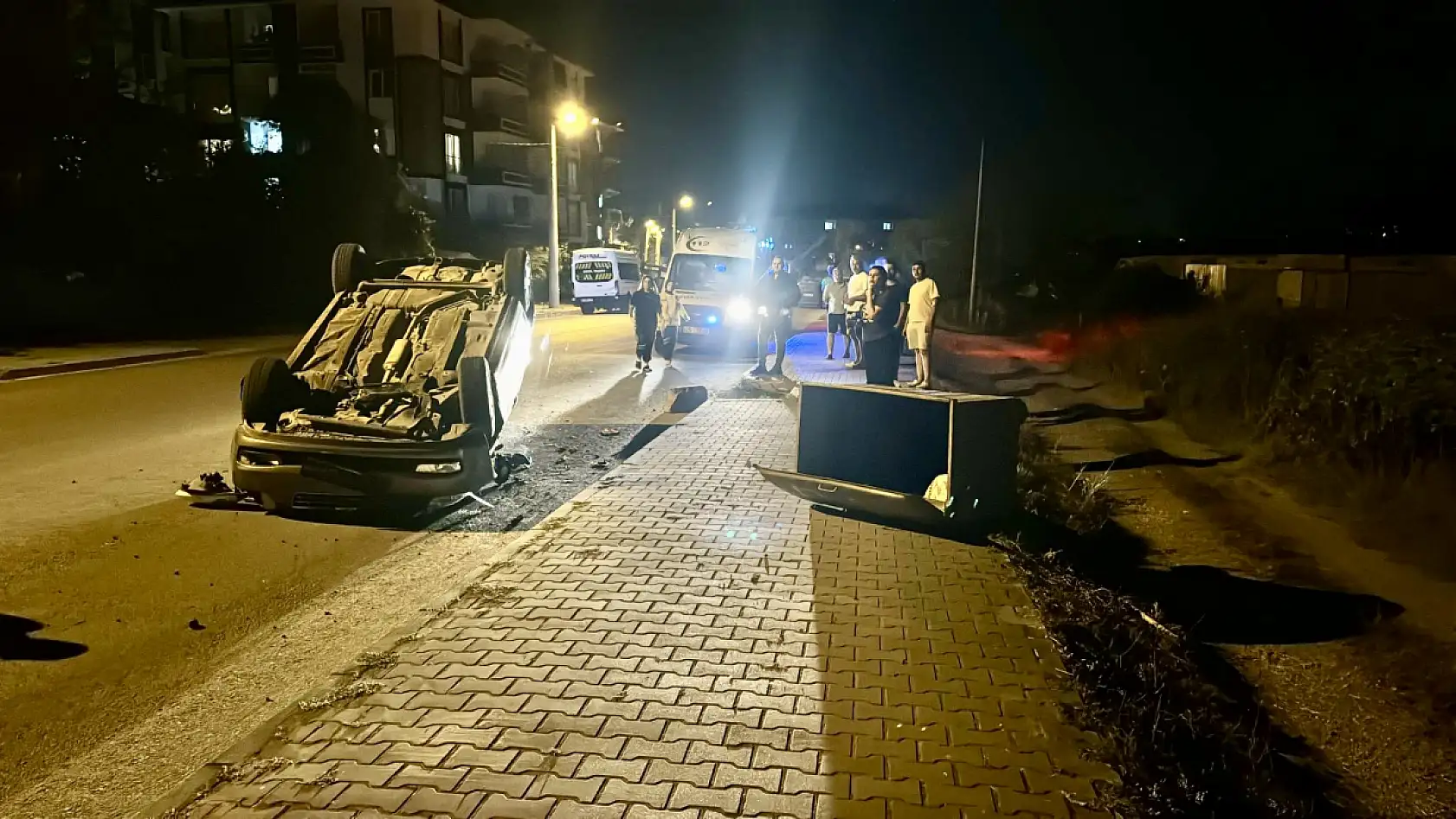 Kaldırıma çarpıp takla attı