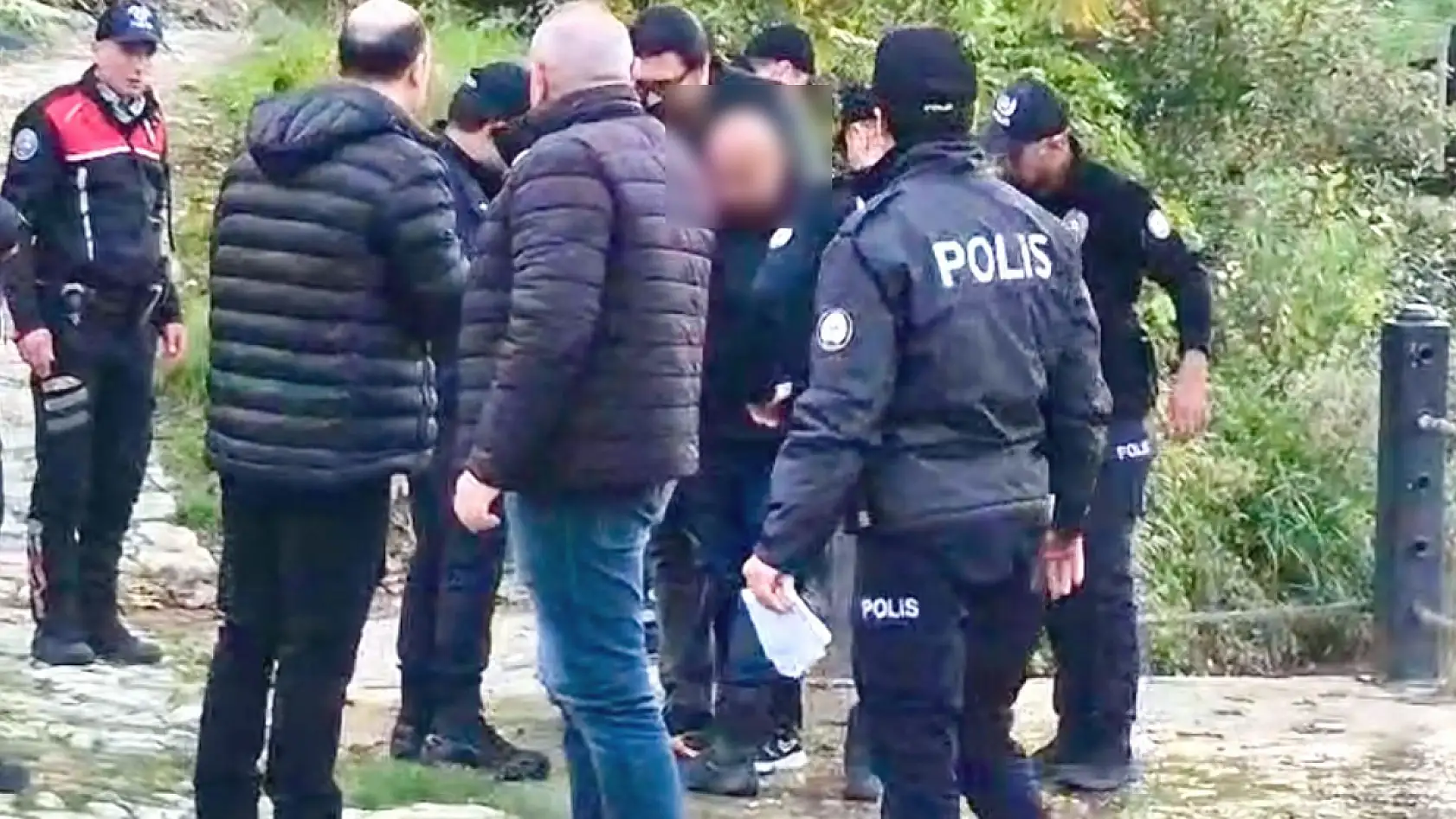 Giysileriyle ırmağa atladı