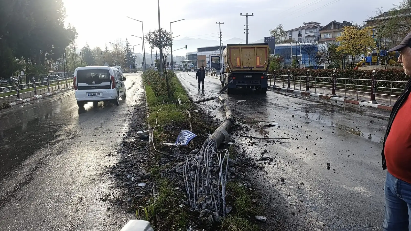 Damperli kamyon kontrolden çıktı