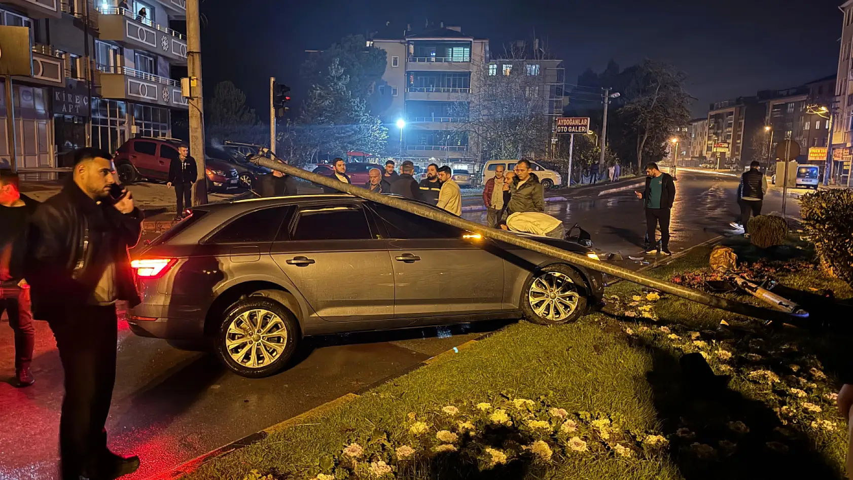 Çarptığı direk üzerine devrildi