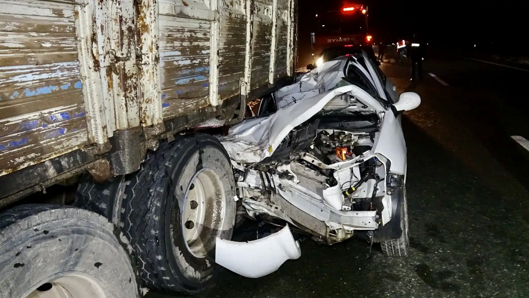 Tomruk yüklü kamyonun altına girdi