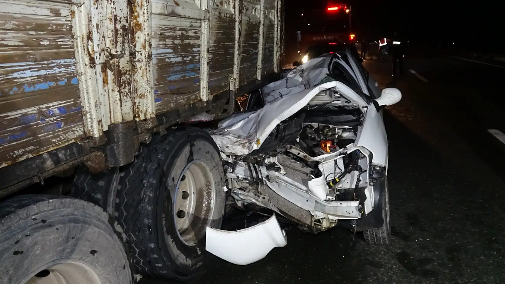 Tomruk yüklü kamyonun altına girdi