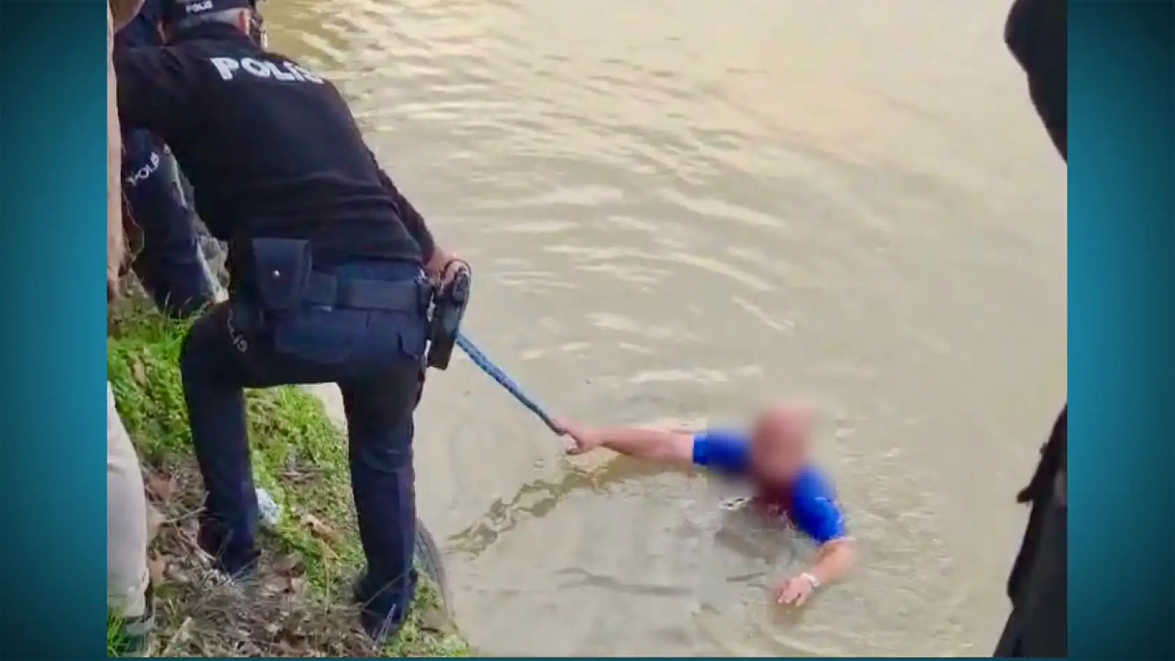 Giysileriyle ırmağa atladı