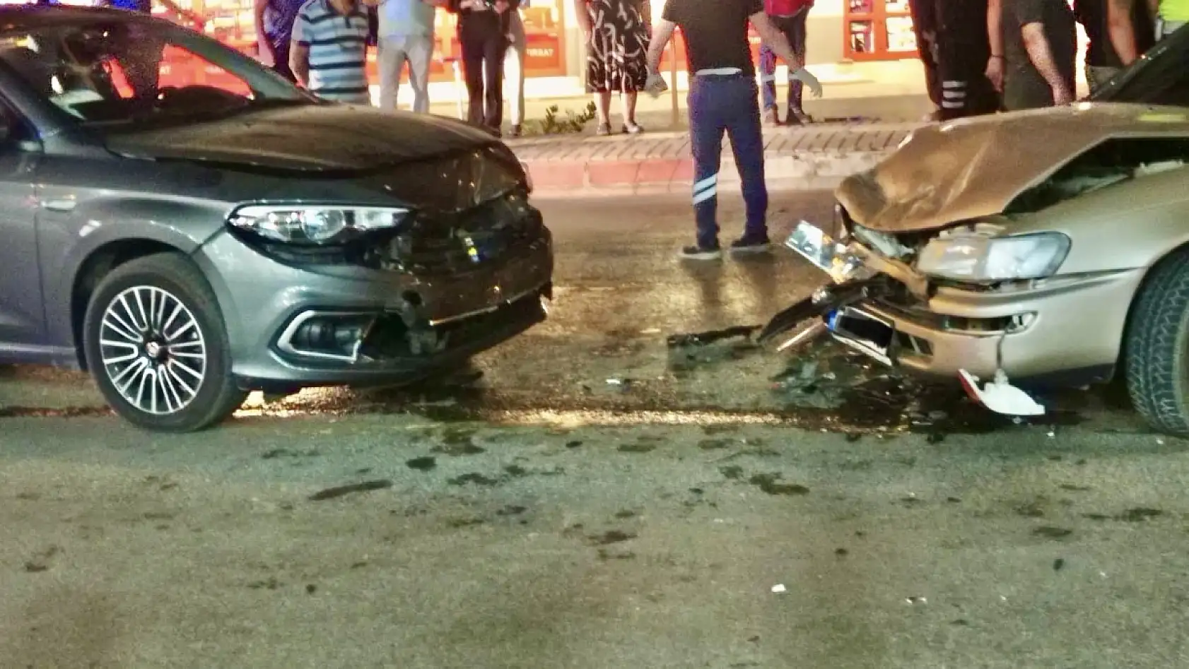 Yalıda iki araç çarpıştı