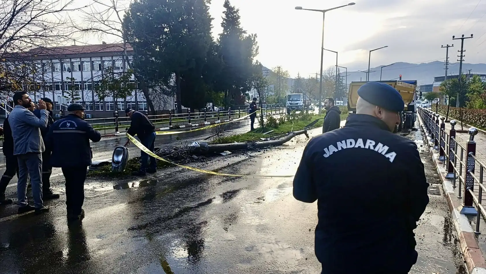 Damperli kamyon kontrolden çıktı