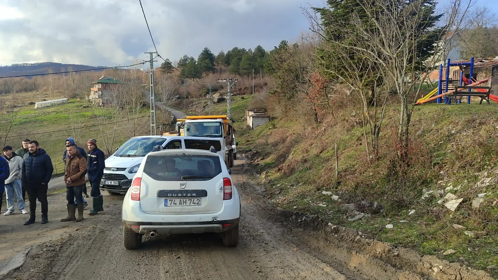 Köylüler kamyonları durdurdu