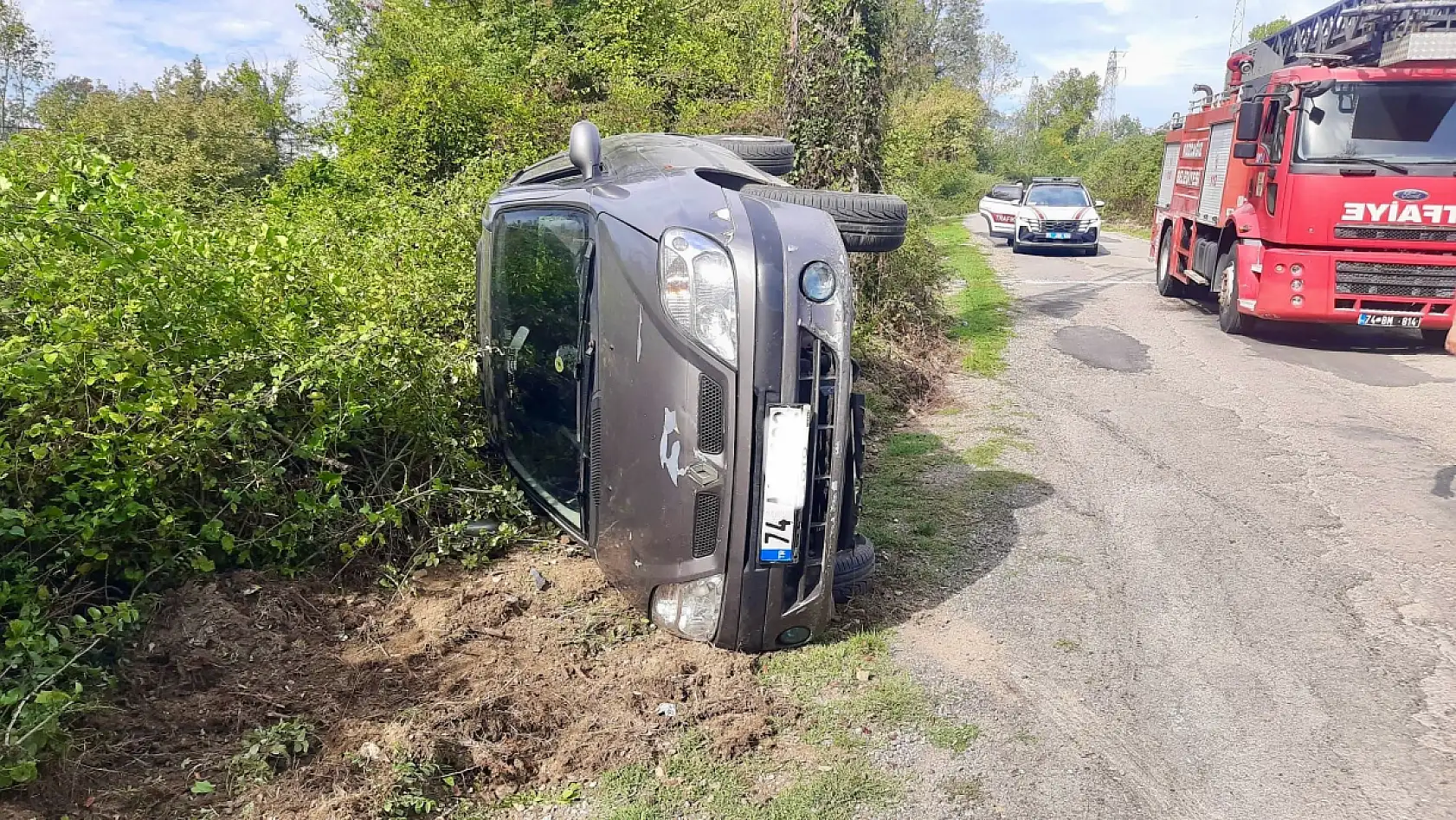 Bartın'da otomobil devrildi