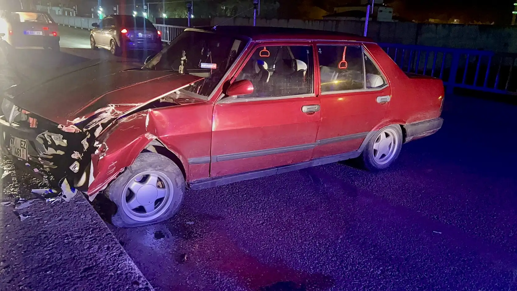 Köprüde korkuluklara çarptı