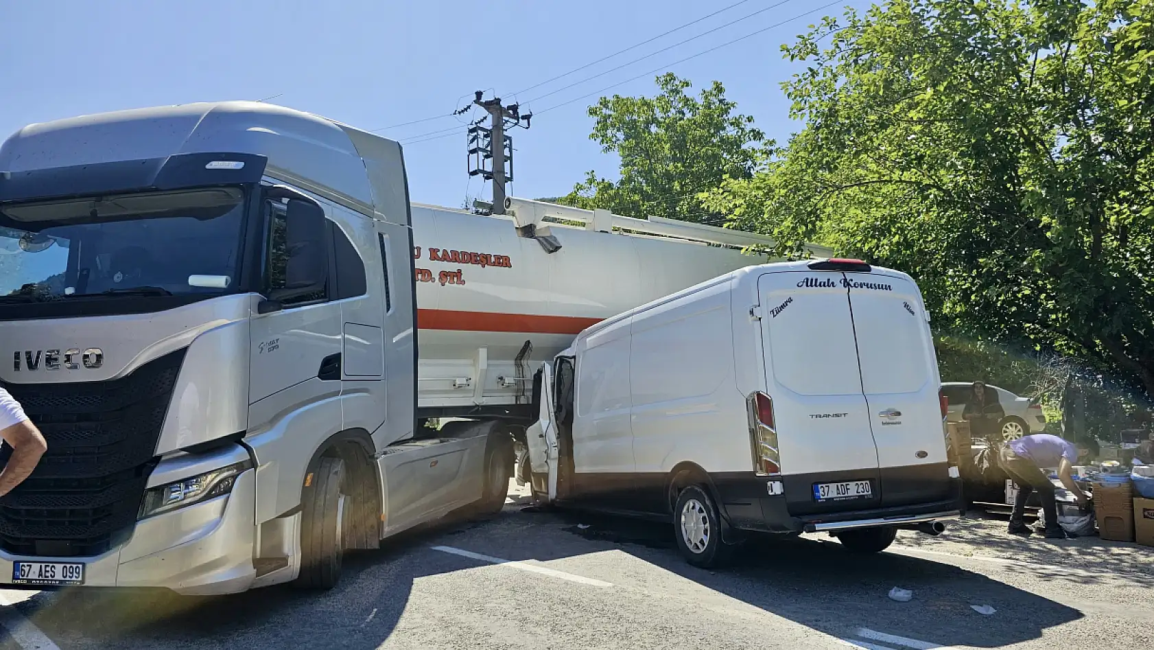 Feci Kaza: Minibüs Tankere Çarptı