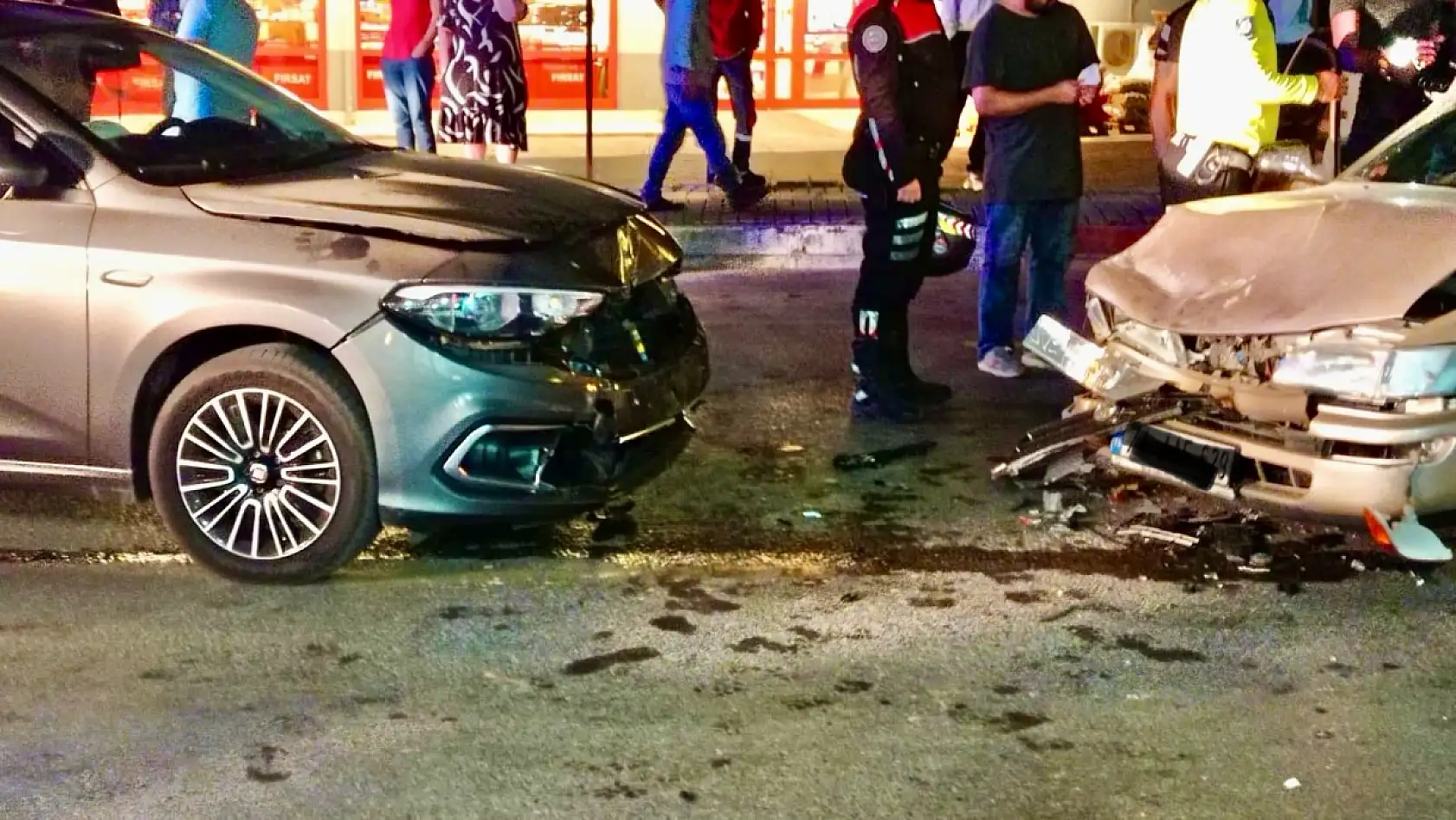 Yalıda iki araç çarpıştı