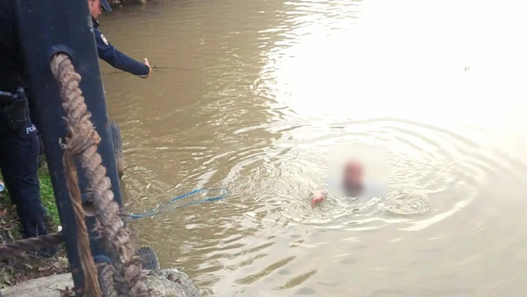 Giysileriyle ırmağa atladı