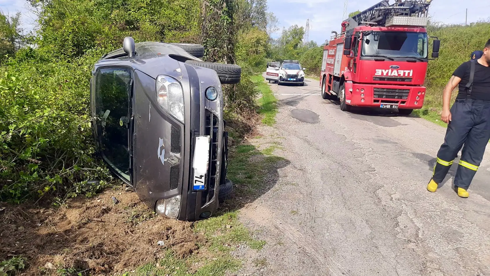 Bartın'da otomobil devrildi