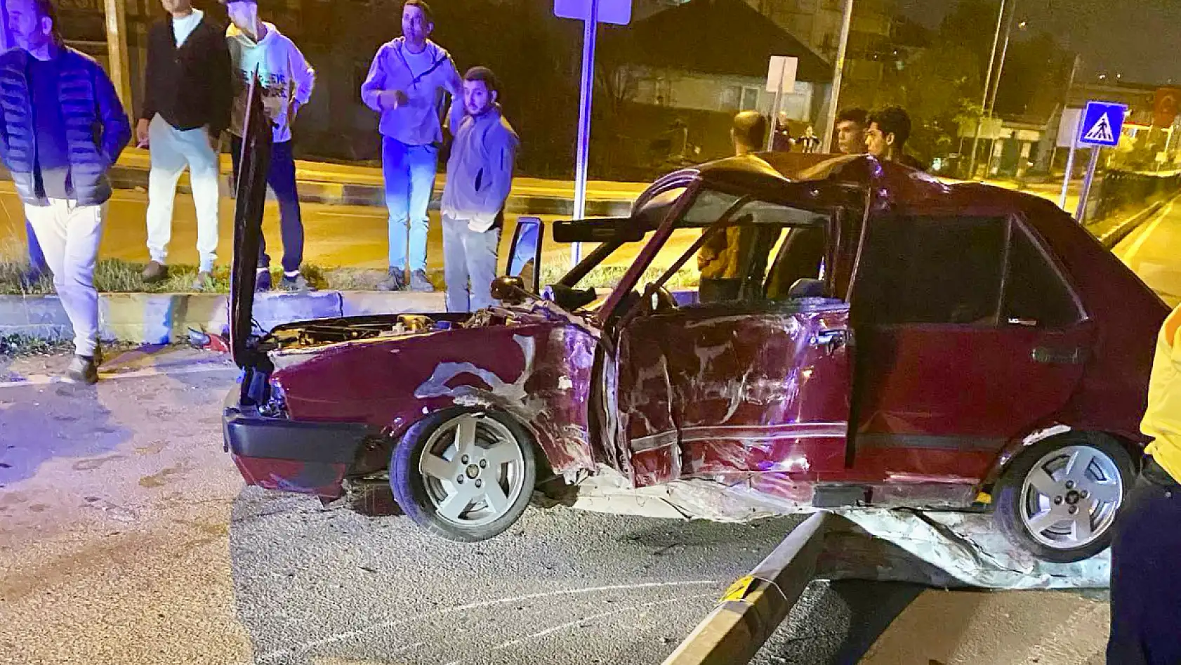 Aydınlatma direğine çarptı