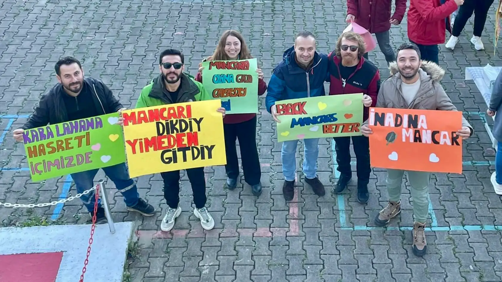 Okul bahçesinde Mancar ikramı