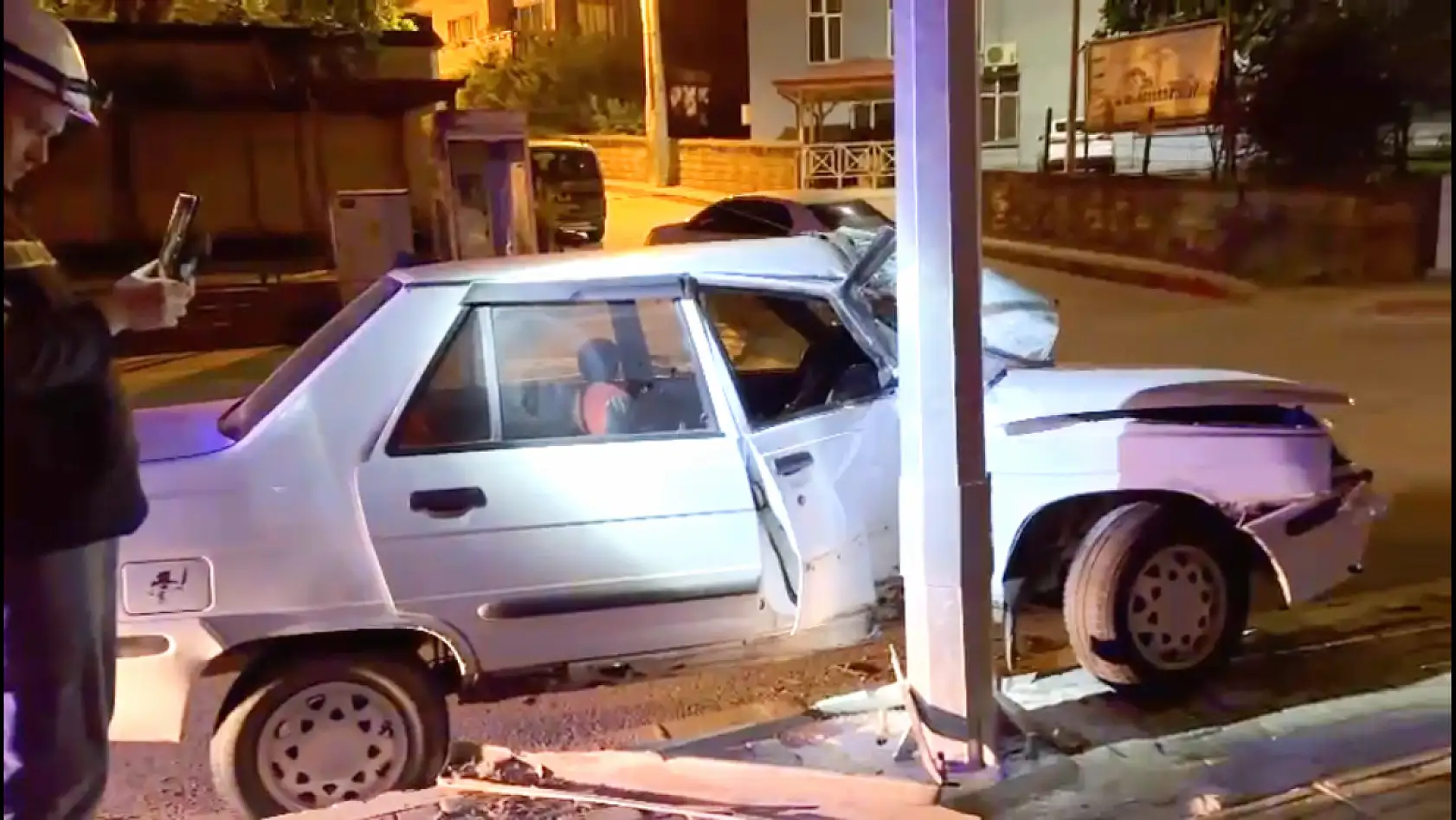 Gece gezmeye çıktı, araba hurdaya döndü