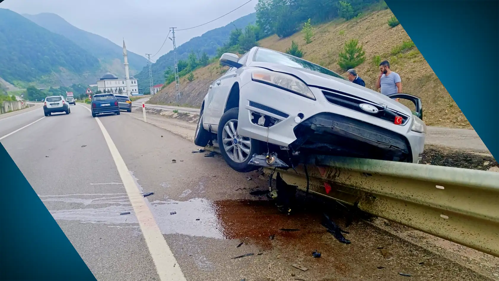 Araç Bariyerlerin üzerine çıktı