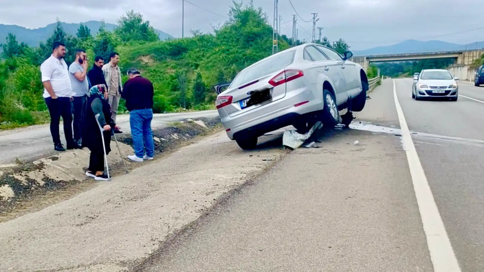 Araç Bariyerlerin üzerine çıktı