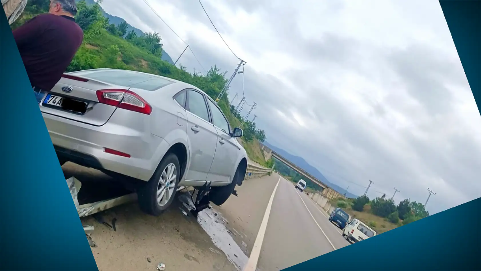 Araç Bariyerlerin üzerine çıktı