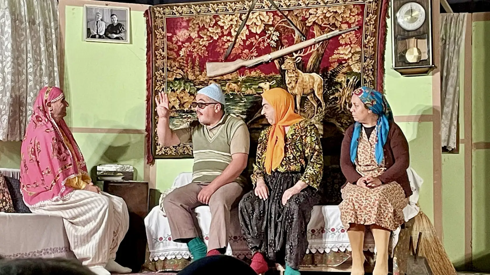 Yazıyor, yönetiyor, oynuyor
