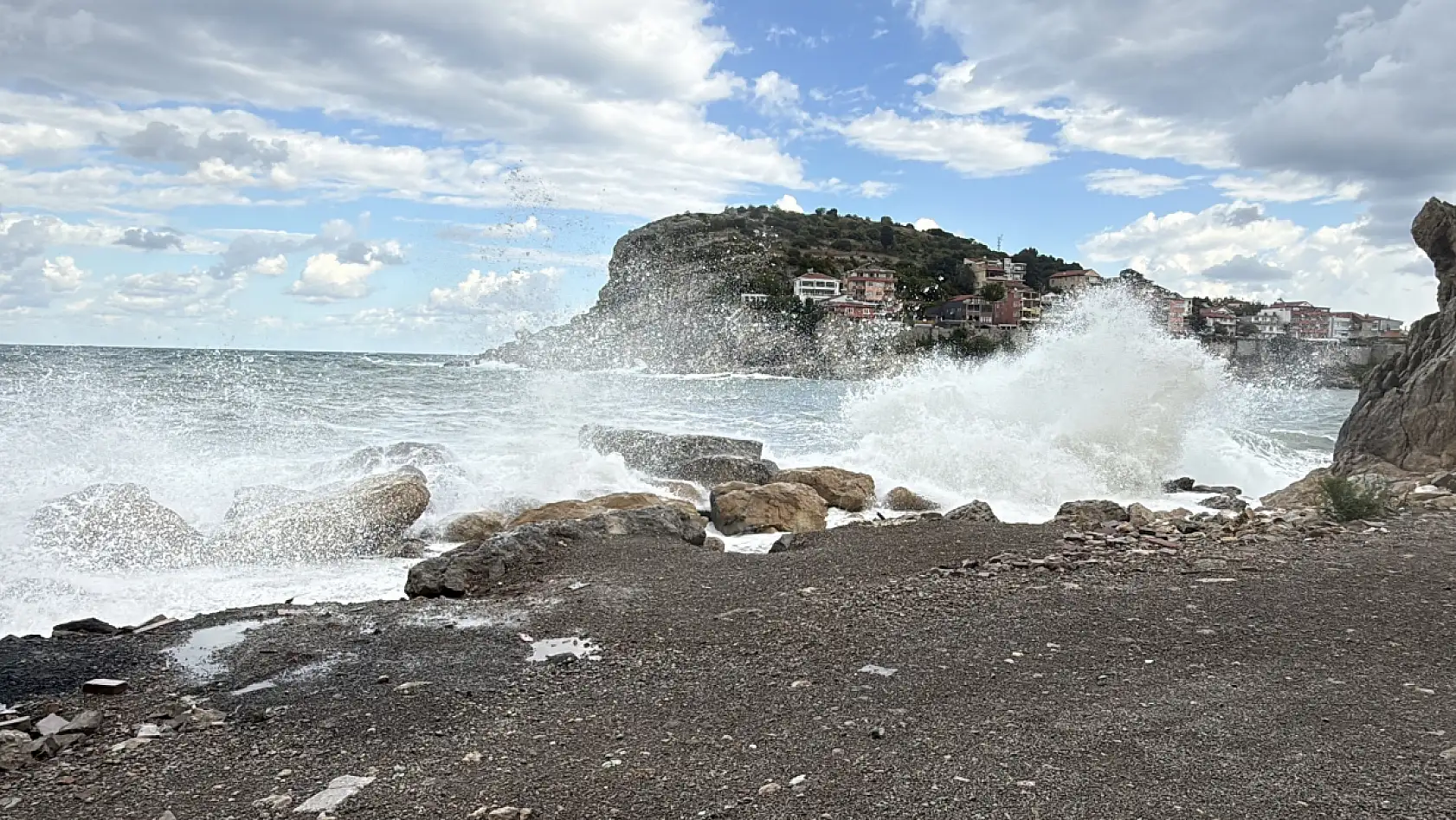 Amasra'da dalga boyu 5 metreye ulaştı