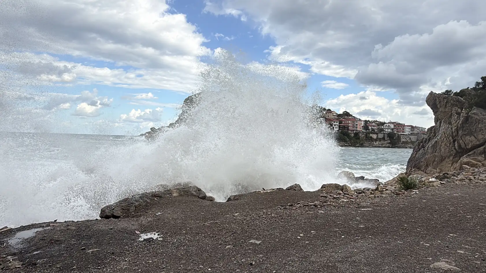 Amasra'da dalga boyu 5 metreye ulaştı