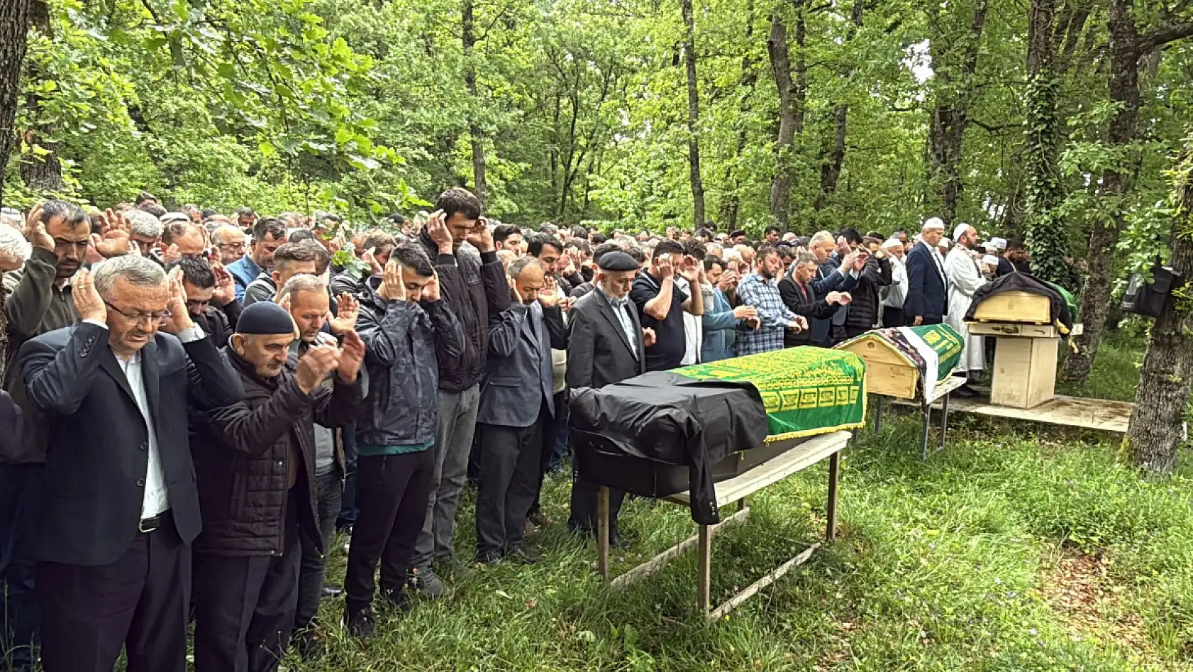 Öldürülen çift ve oğulları toprağa verildi