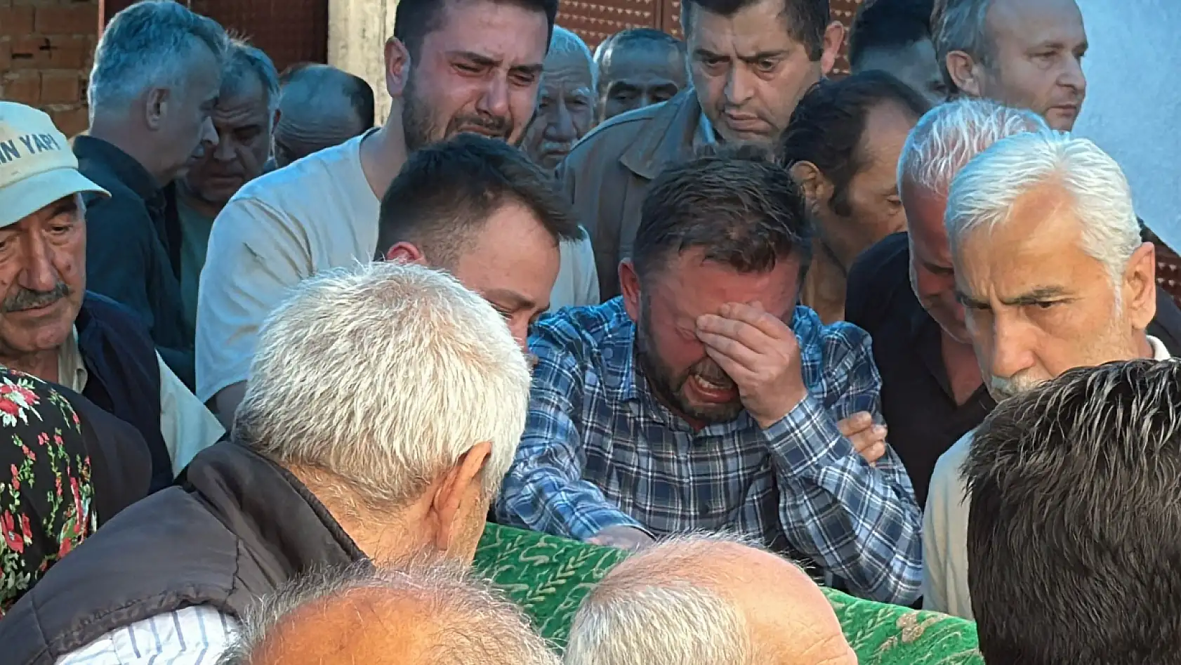 Öldürülen çift ve oğulları toprağa verildi