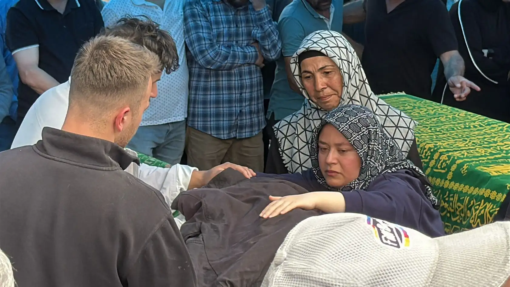 Öldürülen çift ve oğulları toprağa verildi