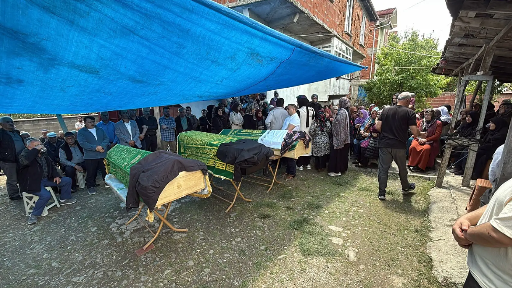 Öldürülen çift ve oğulları toprağa verildi