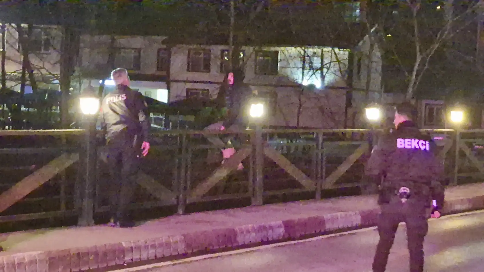 Tarihi köprüde gergin anlar