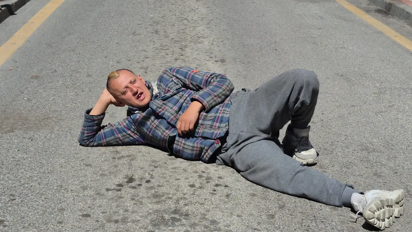 Kapanan caddeden ilginç görüntüler