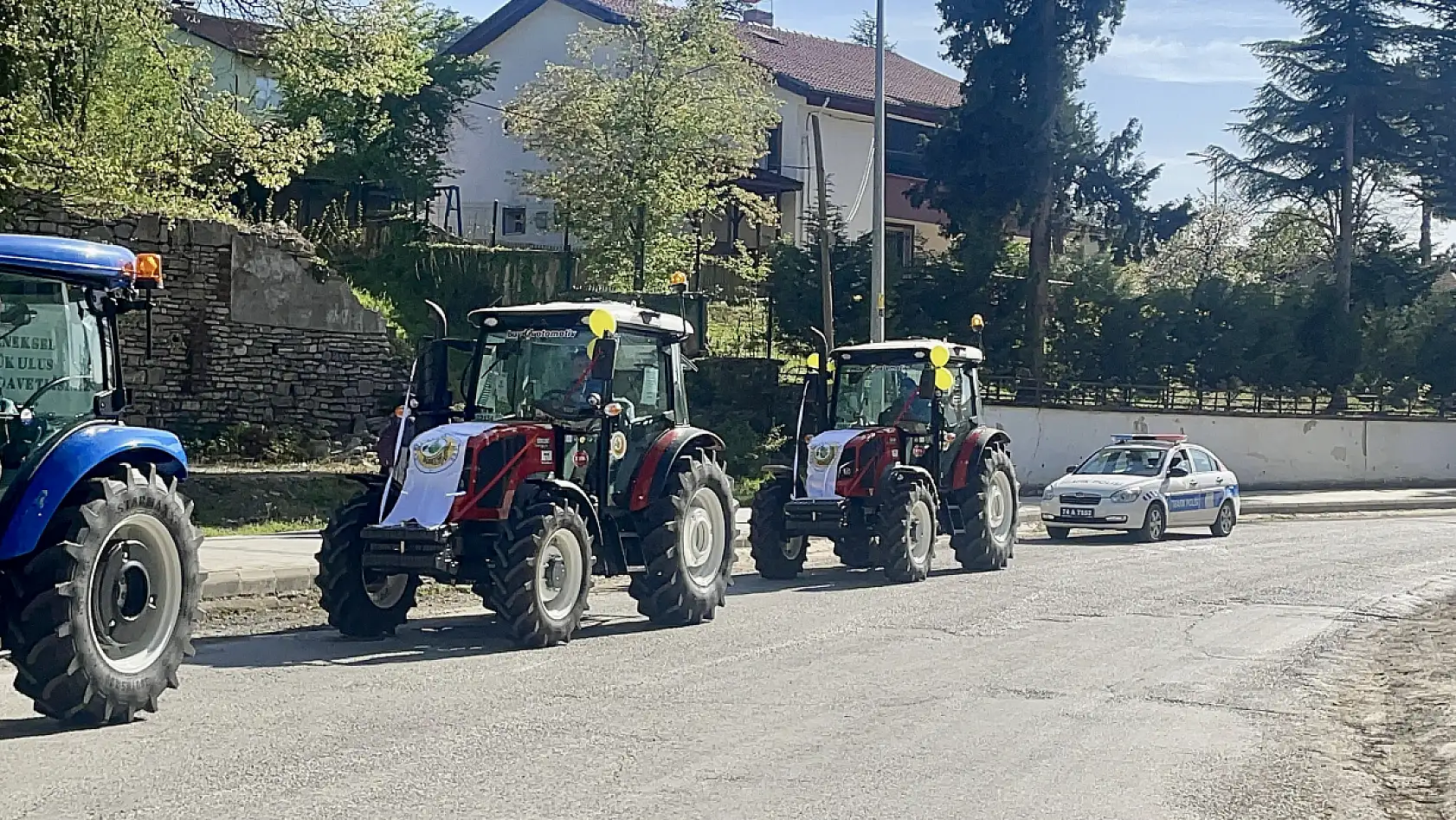 Orman köylüsüne karavan ve traktör