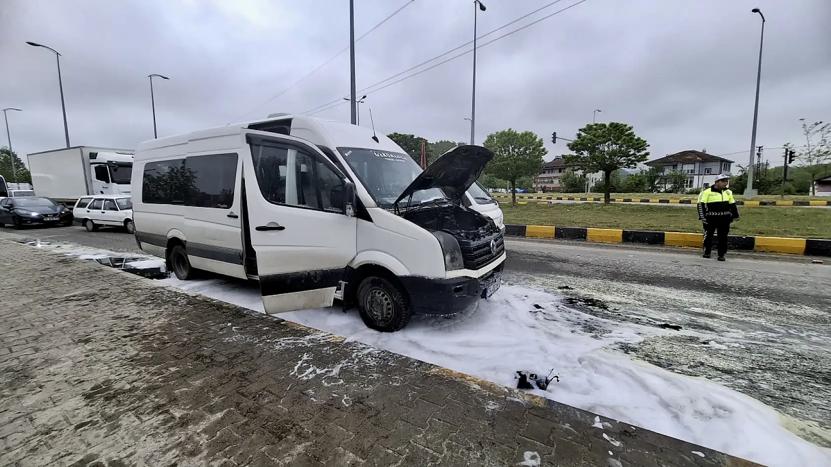 Yolcu minibüsünden dumanlar yükseldi