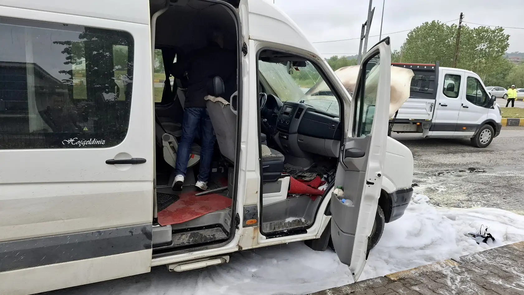 Yolcu minibüsünden dumanlar yükseldi