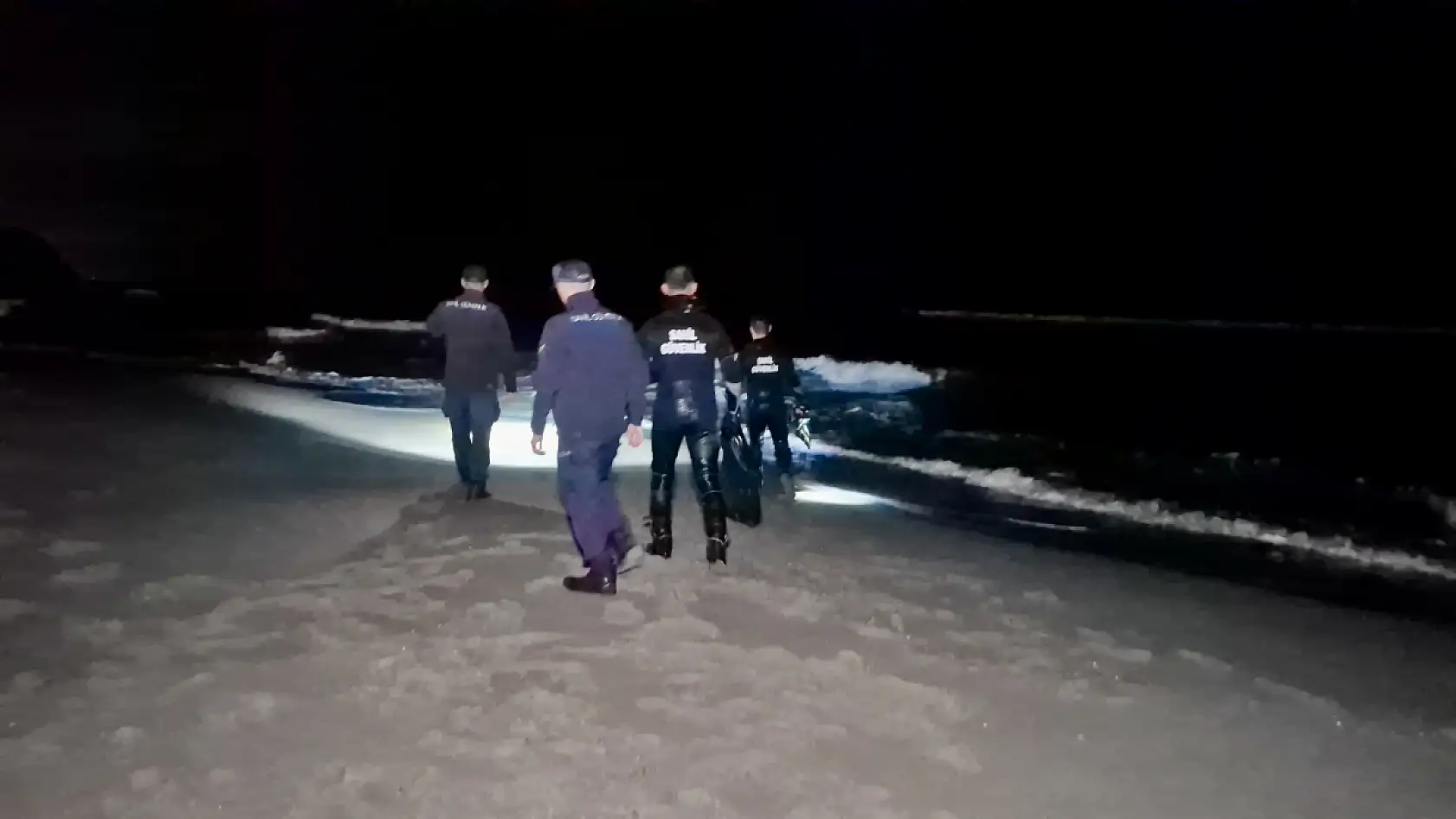 Gece denize girdi, ekipleri harekete geçirdi