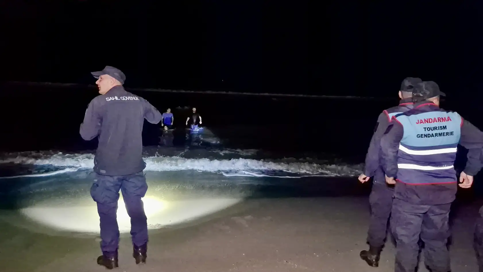 Gece denize girdi, ekipleri harekete geçirdi