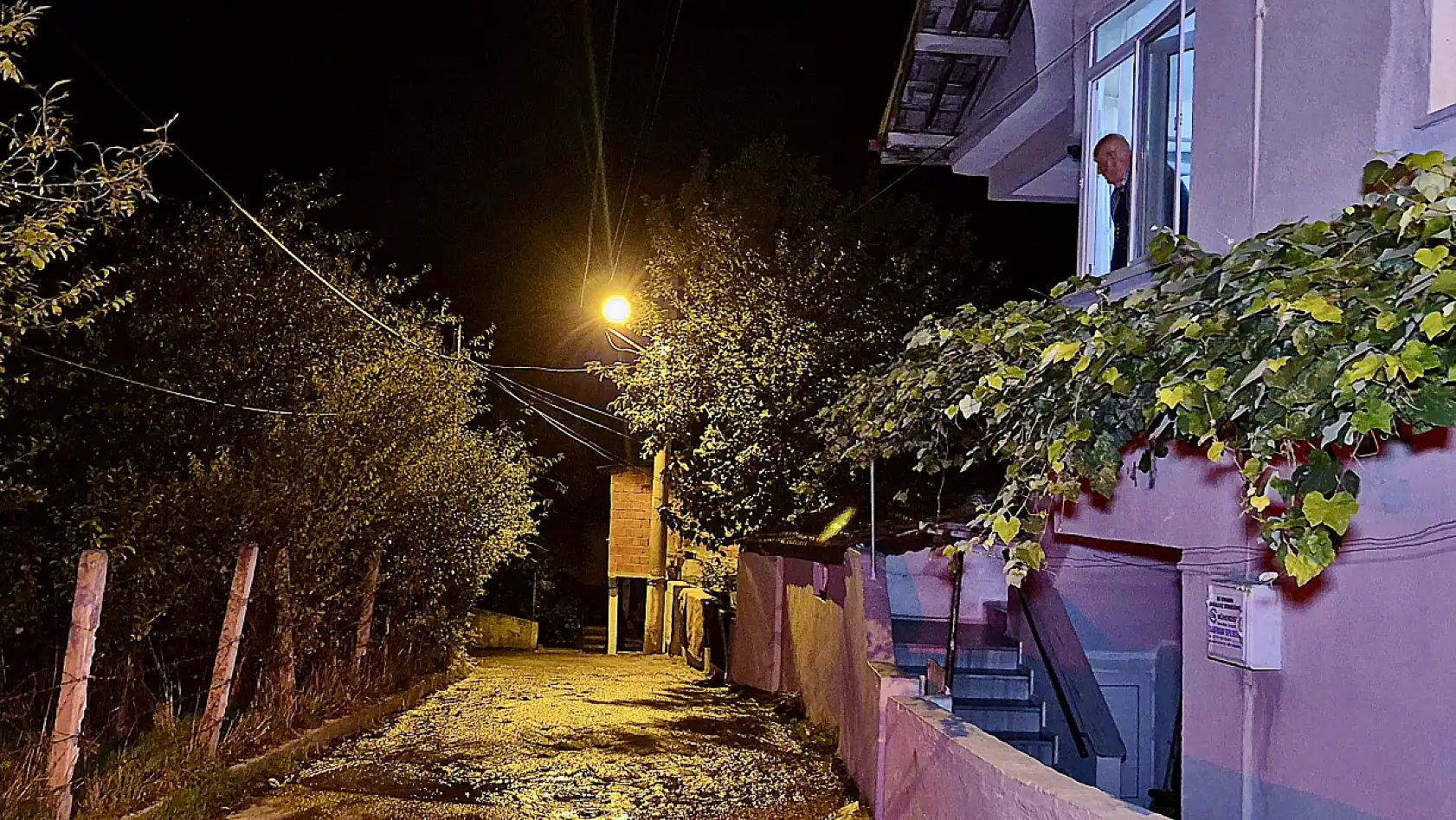 Gece patlayan boru paniğe neden oldu