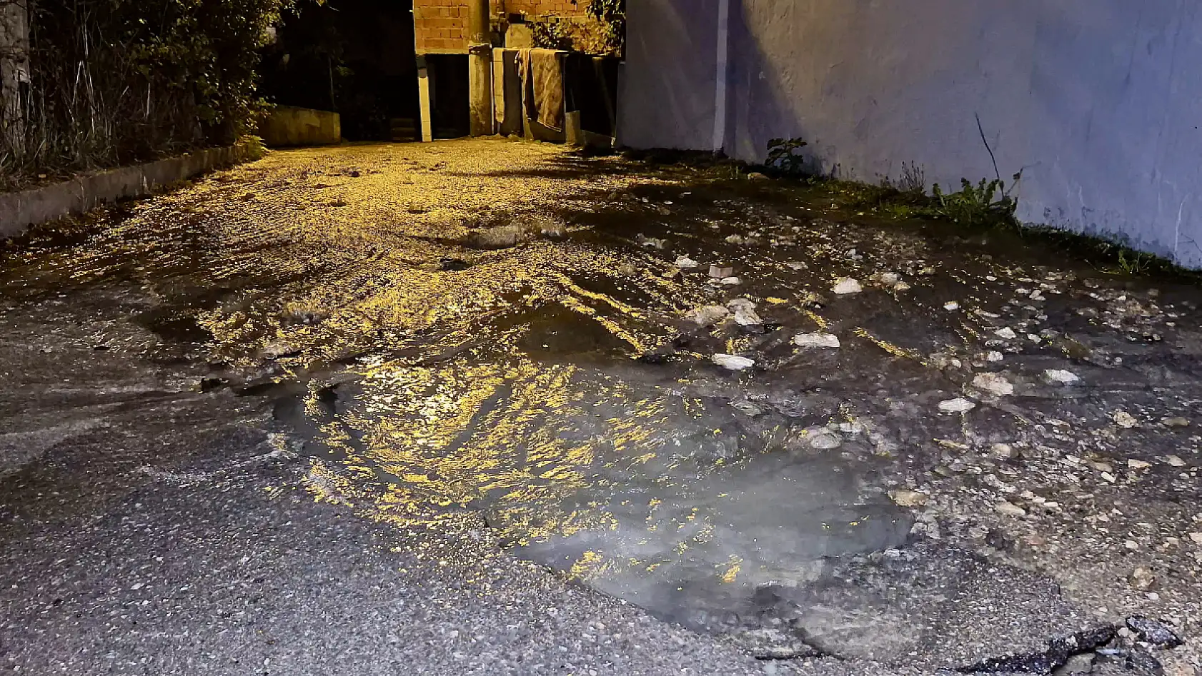 Gece patlayan boru paniğe neden oldu