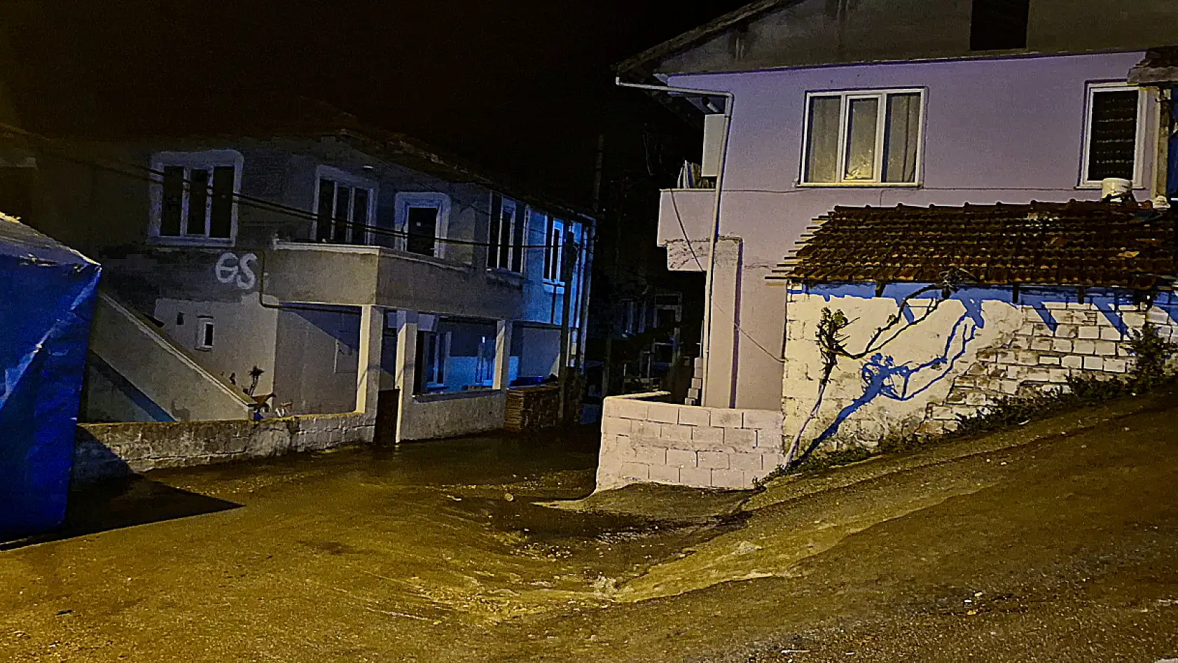 Gece patlayan boru paniğe neden oldu