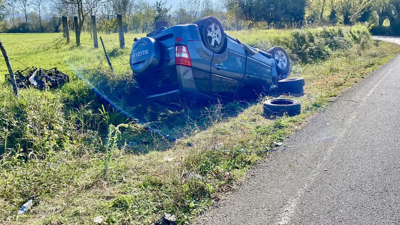 Yol kenarında ters döndü