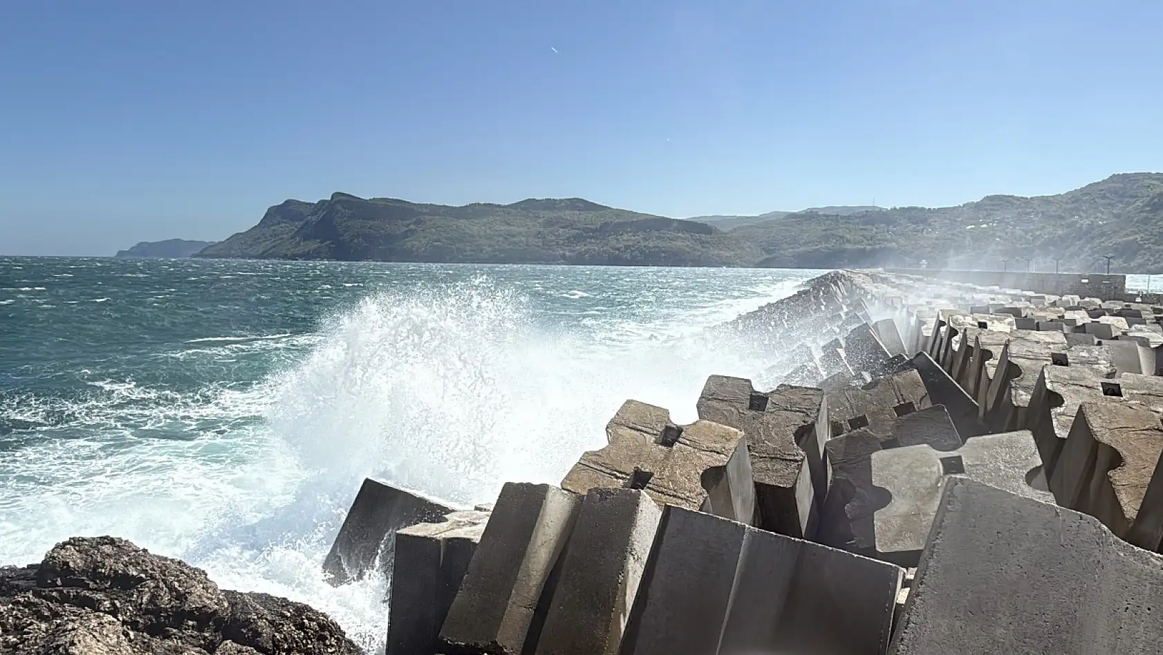 Amasra'da dalga boyu 5 metreye ulaştı