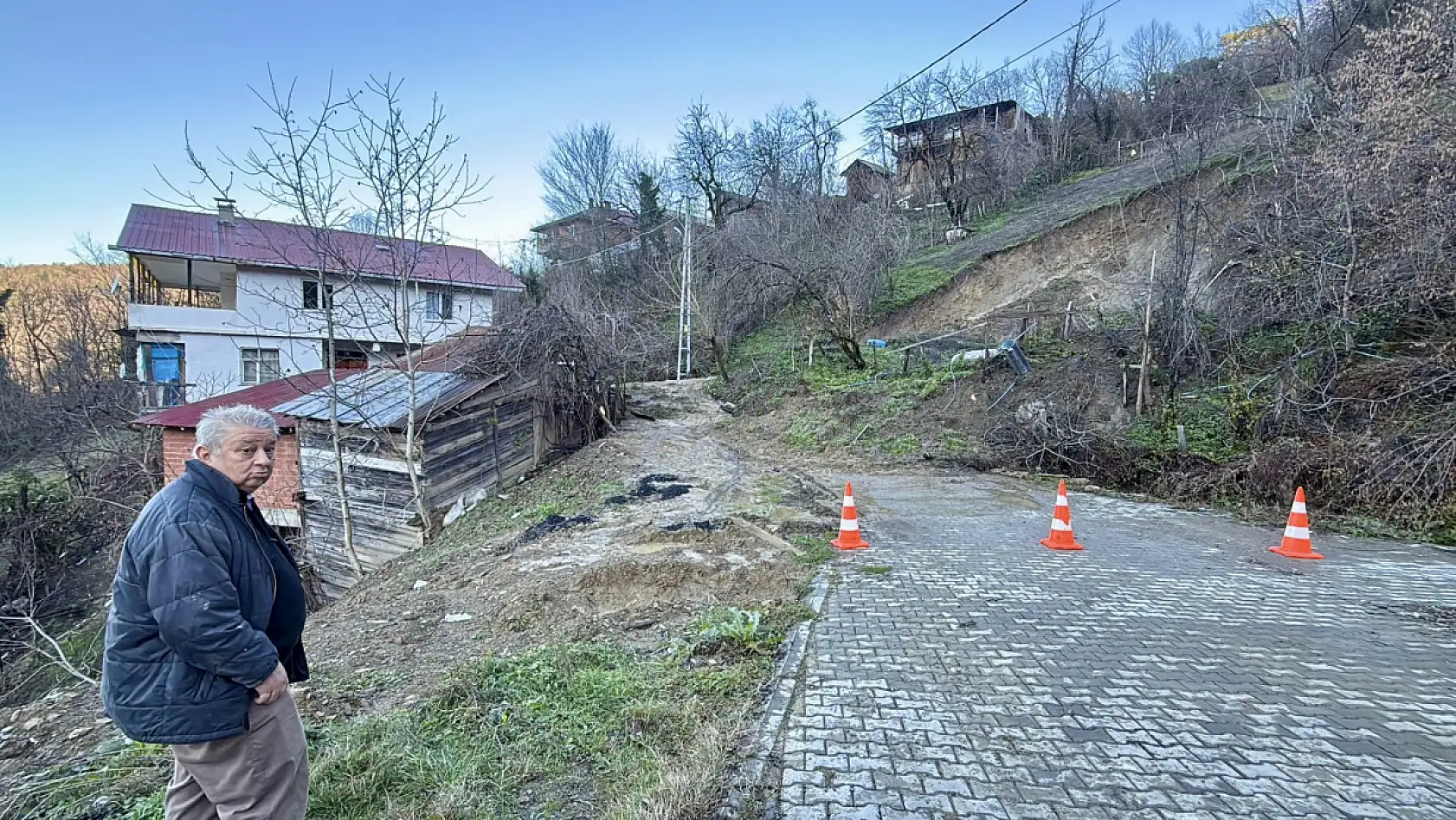 Heyelan nedeniyle yol kapandı