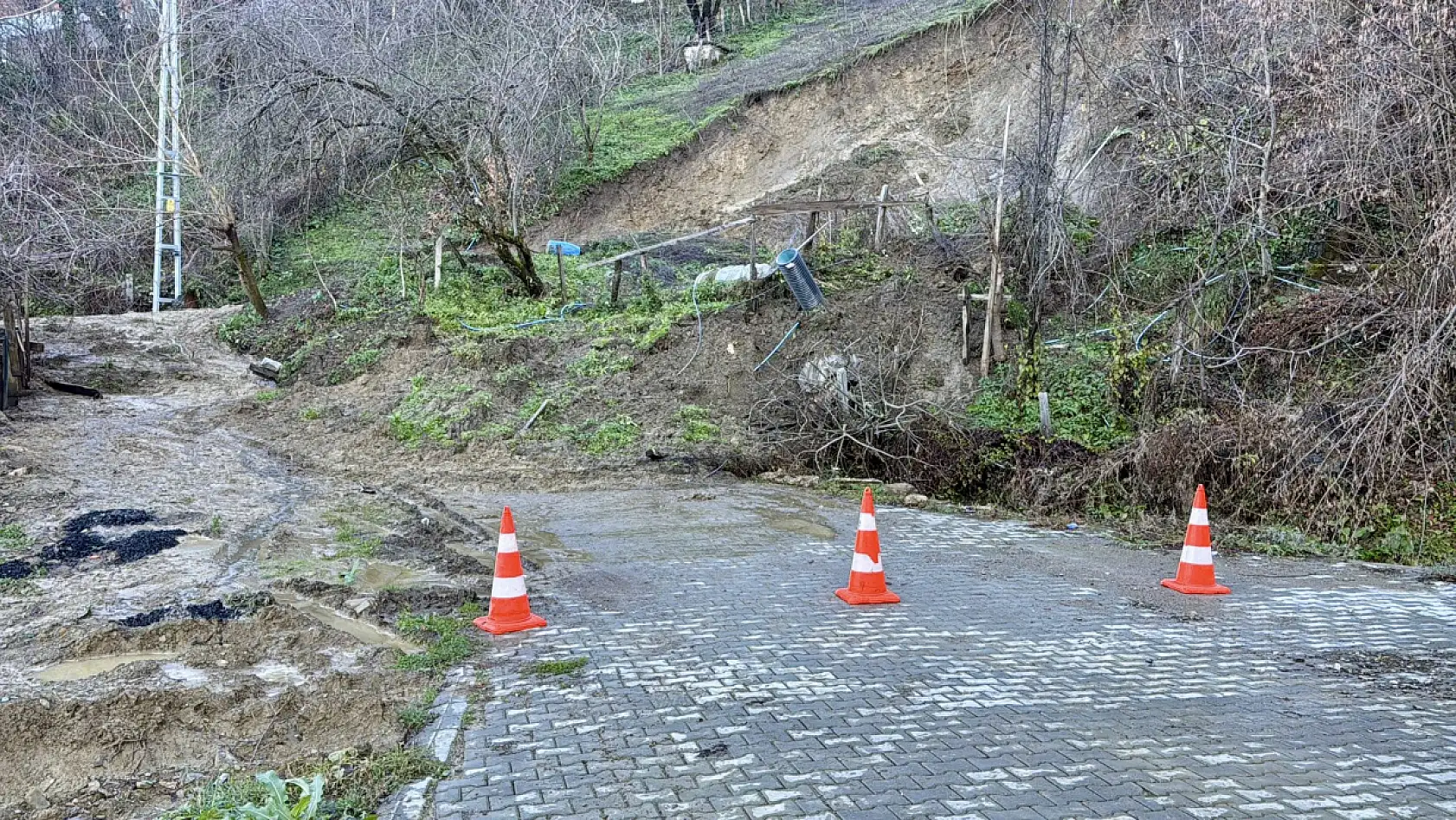 Heyelan nedeniyle yol kapandı