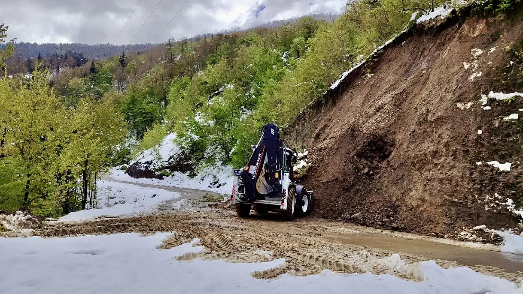 5 köyde heyelan yolları kapattı