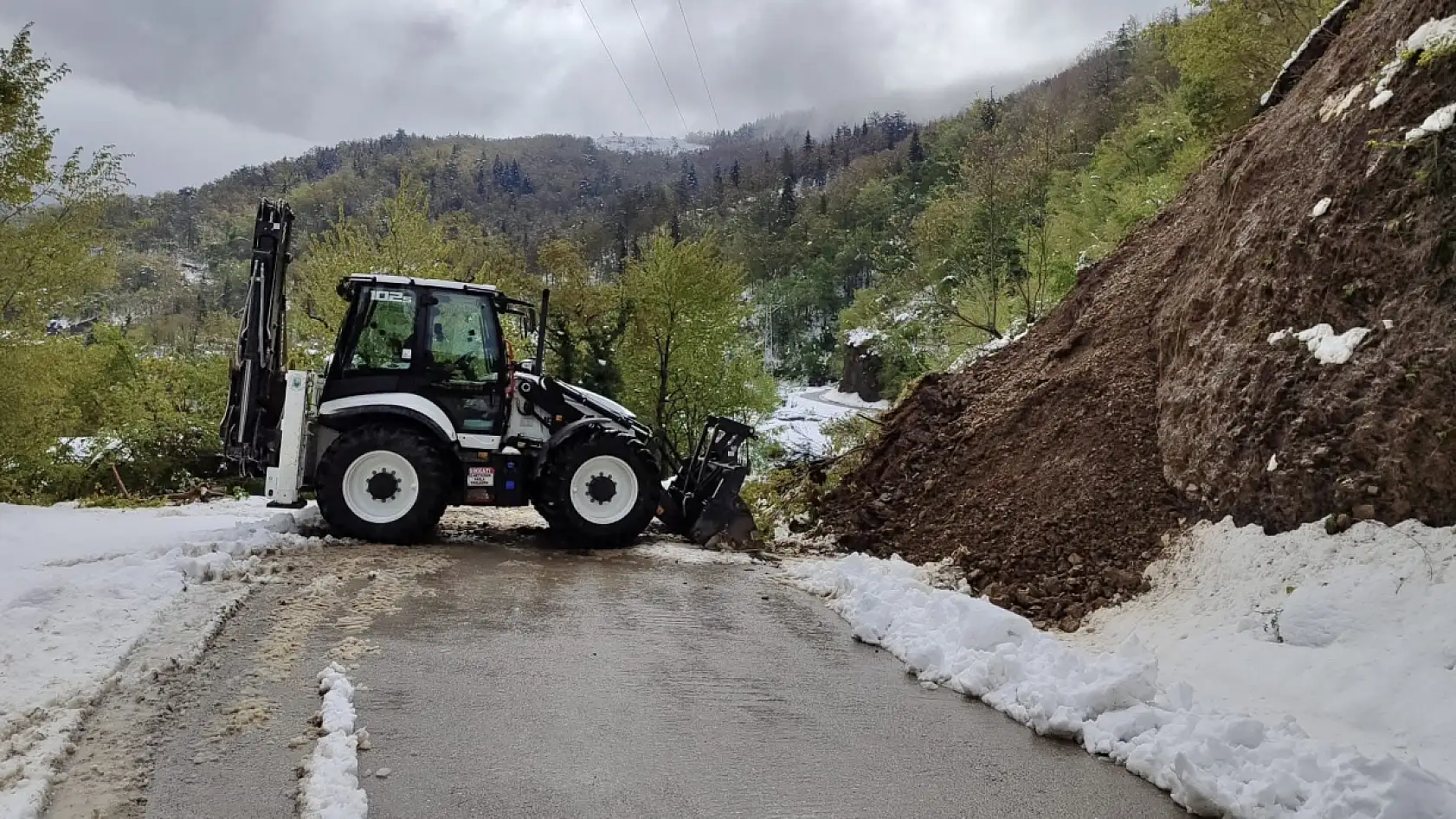 5 köyde heyelan yolları kapattı