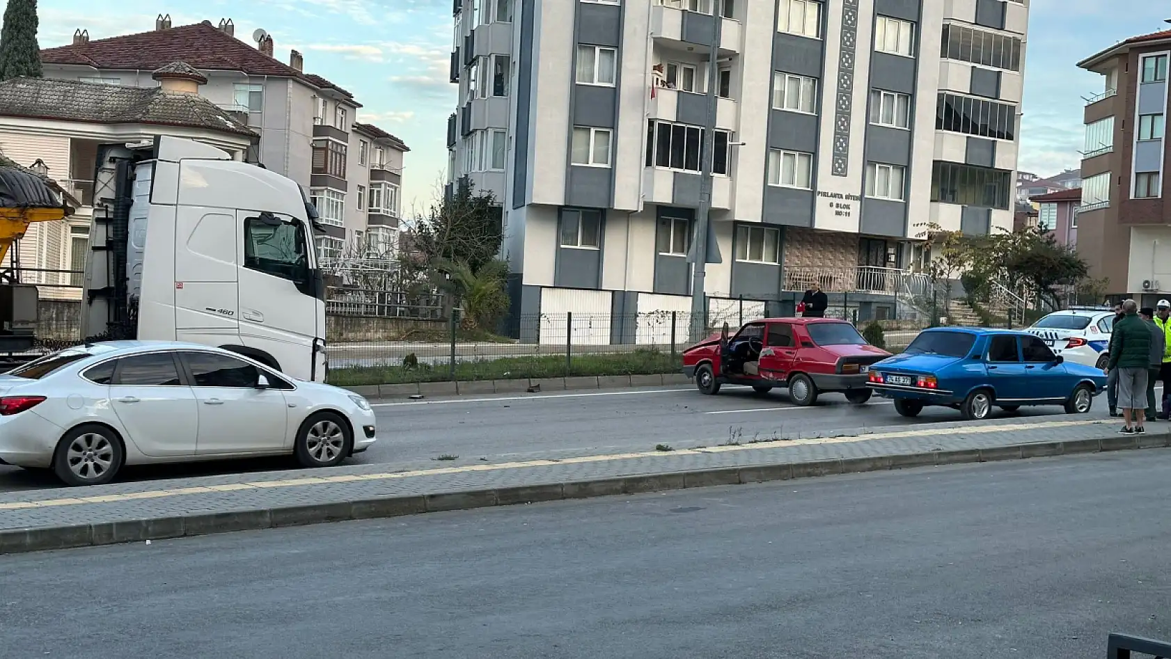 Kamyon ile Toros çarpıştı