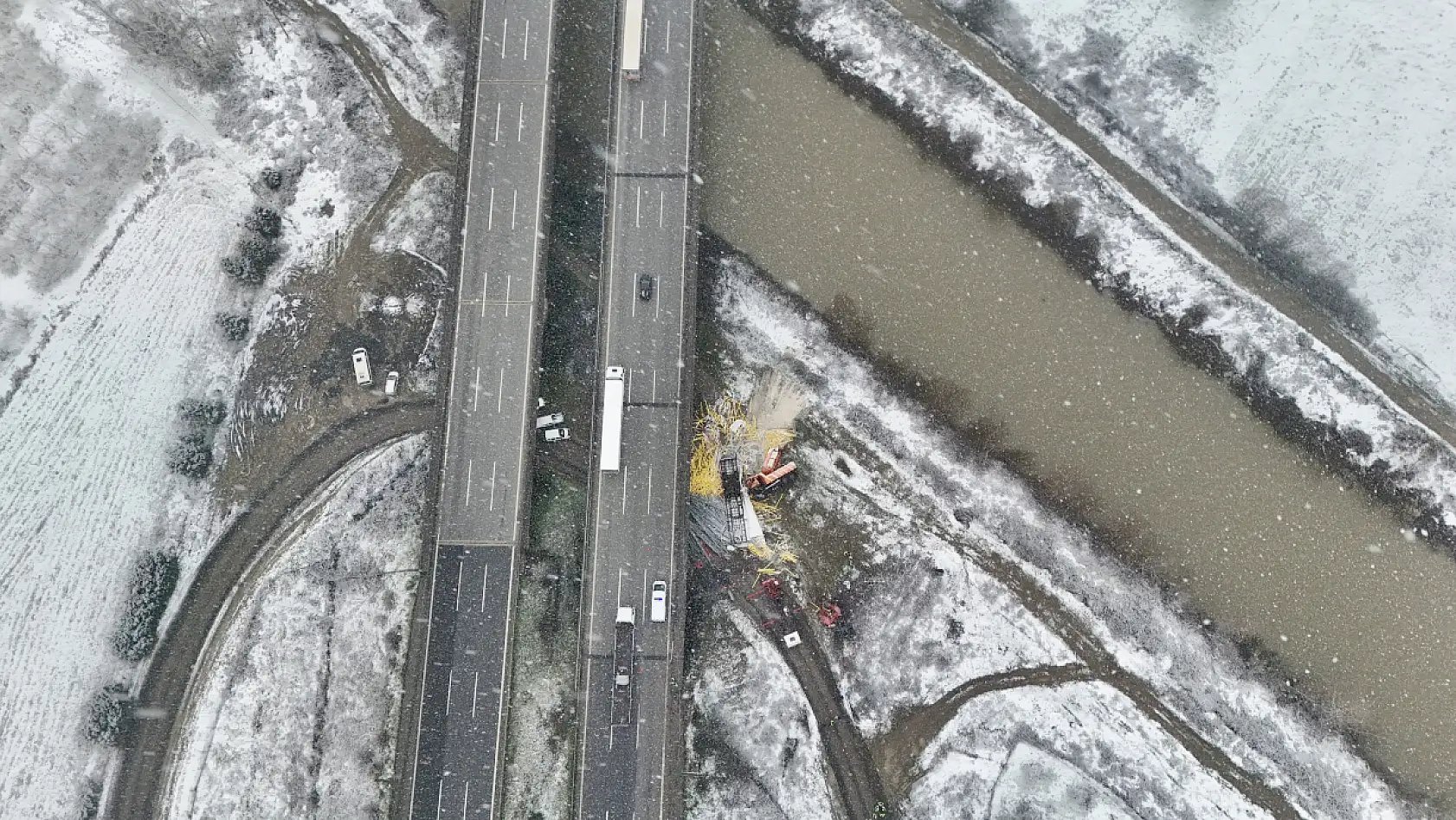 Tır ile kar küreme aracı çarpışıp köprüden uçtu