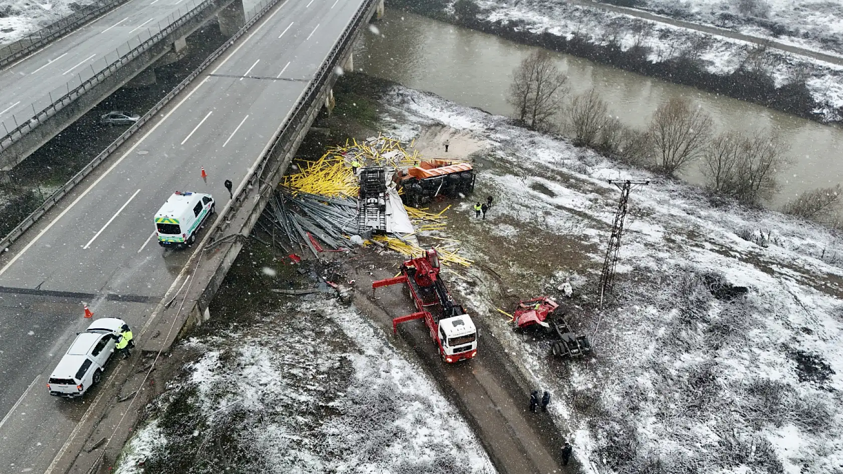 Tır ile kar küreme aracı çarpışıp köprüden uçtu