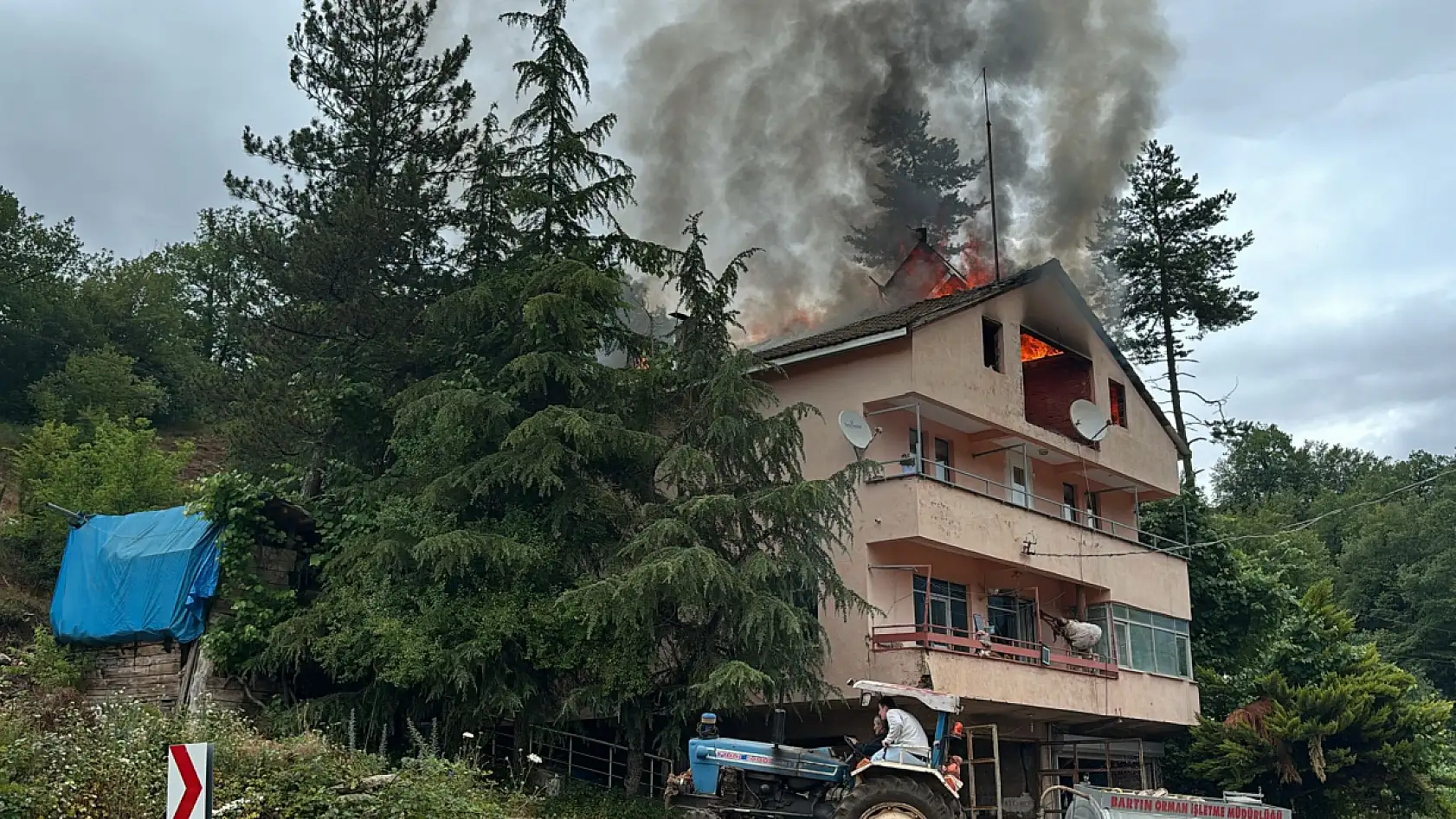 Çatı katını alevler sardı